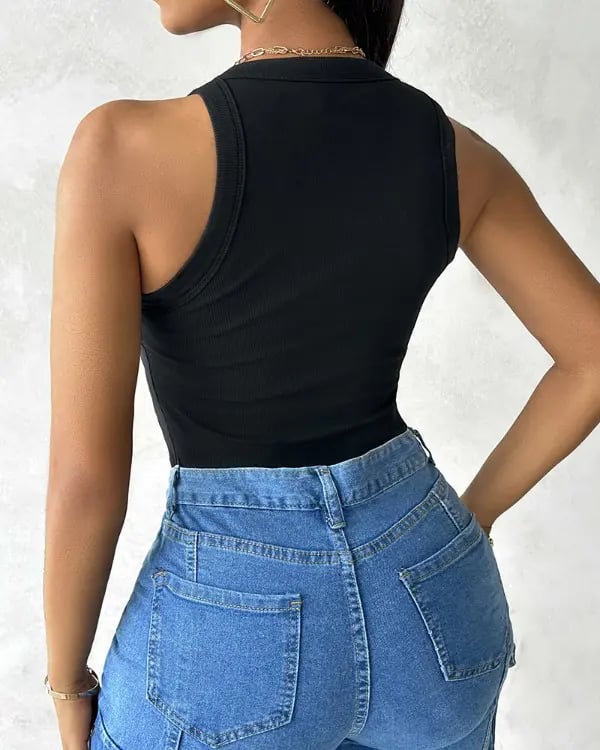 Naotstore - Round Neck Ribbed Tank Top With Built-in Bra