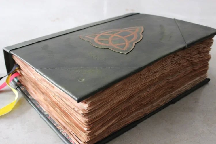 Naotstore - DELUXE Charmed BOOK OF SHADOWS