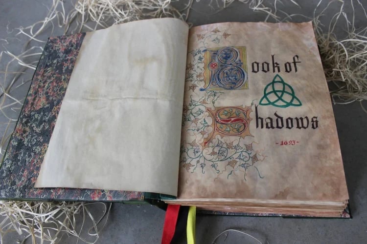 Naotstore - DELUXE Charmed BOOK OF SHADOWS